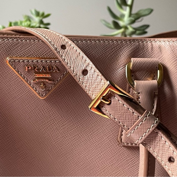 ❌SOLD❌on luxury site⭐️ HOST PICK⭐️Prada Galleria Saffiano Tote Bag 💕 Medium 💕 - Picture 14 of 16
